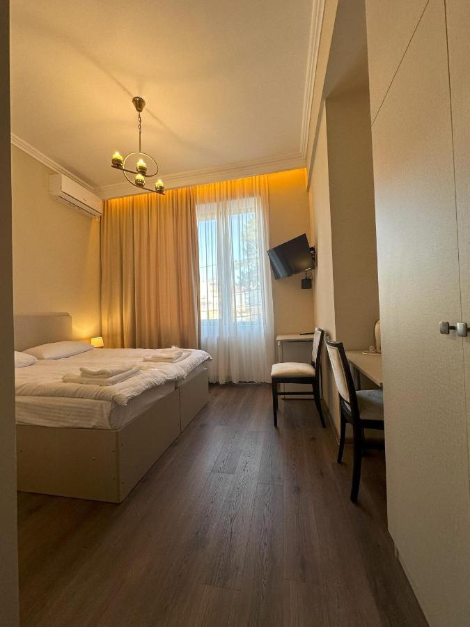 Bina N28 Hotel Kutaisi Bagian luar foto
